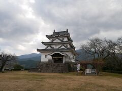 宇和島城の天守が立つ本丸広場到着。
というか…天守しかない。
昨日の、松山城とえらい違い。
こうやって見ると現存１２天守もいろいろあるのね。