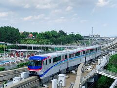 1泊2日の大阪旅行という事で、帰りのコミュニティバスの時間の心配をしなくても良いように、今回も大津のタイムズBの予約制駐車場に車を置いて、そこから電車で移動しました。　大阪モノレールでまず最初にやって来たのは、万博記念公園駅。　