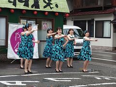 しばらくすると阿波川口駅に停車。「本日はアイドルがイベントを行なっています。。是非降りて楽しんでくださ～い。」というアナウンスに釣られ降車すると…
地元密着アイドルの皆様がダンスを披露されていました。