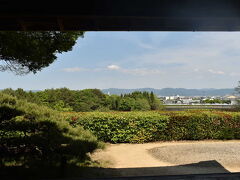 次はバスで移動。打ち水がしてあって、、整備されたお庭を見ながらお茶とお菓子をいただきました。こちらの住職、お話が上手すぎてこわいわ、、