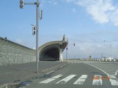 防波堤ドームは船と列車を守るため作られました。ドームの長さは500ｍ位です。
海が荒れると波が大きいのかと想像しました。
当初はもう少し小さかったようです。（昔の写真から）

https://www.city.wakkanai.hokkaido.jp/kanko/midokoro/spot/domu.html