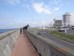 防波堤の上を歩けます。

https://www.city.wakkanai.hokkaido.jp/kanko/midokoro/spot/puromunado.html