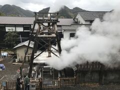 峰温泉の大噴湯、バルブを解放すれば今でも自噴し続けるそうですが、お湯を利用するため１日に数回時間を決めて噴出させています