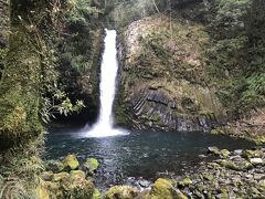 もう少し時間があったので小雨の降るなか浄蓮の滝へ