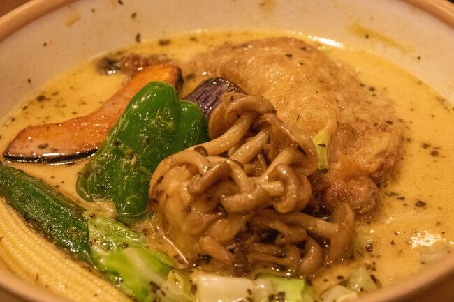 多分一番人気であるだろう<br />チキン野菜カレーを頼みました。<br />辛さのオーダーに迷って<br />おすすめの辛さである「2」にしたのですが<br />スパイシーさが全然足りなくてちょっと失敗。<br />ちなみに私は辛いものは得意な方でないのですけどね～。