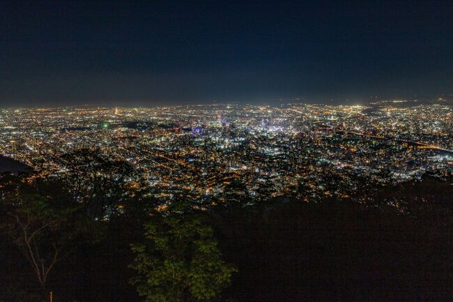 そして夜は定番の藻岩山。<br /><br />前回は天気が悪くて霧がかかっていたのですが<br />今回はバッチリ！<br /><br />でも夜景は想像よりも暗くて<br />同じロープウエイに乗っていた方も<br />同じような事を仰っていました。<br />ガイドブックや案内の画像は<br />かなり盛っているかも知れません（笑）<br />