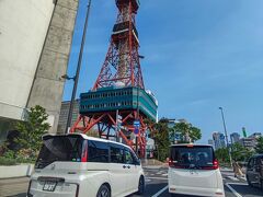 翌朝はいつもどおり6時に起きてしまい
それならばと遠出をしてみることにしました。
札幌から遠すぎるので半ば諦めていた神威岬に行ってみます。

途中テレビ塔の前を通りました。

札幌市内の道路結構分かりにくくて
予定のインターで高速に乗れなかった…。
