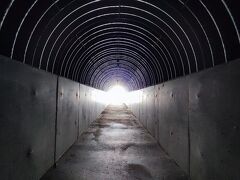 神威岬をあとにして
島武意海岸へ。

照明の無い暗～いトンネルを進みます。
何でこんなに真っ暗なのかな？って思いましたが…