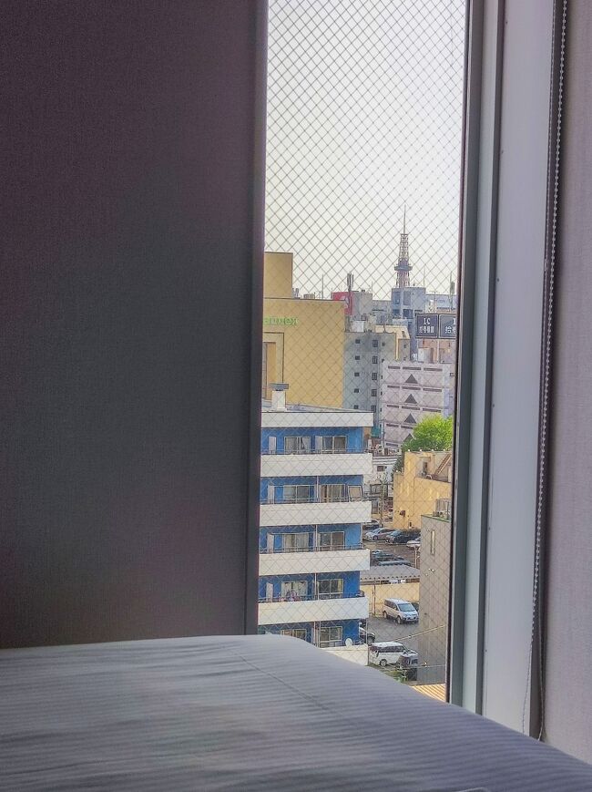 ベッドルームの窓からは<br />さっぽろテレビ塔がちょろっと見えました