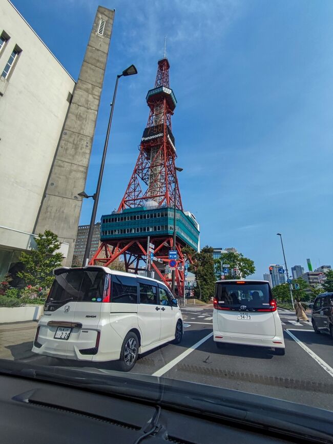 翌朝はいつもどおり6時に起きてしまい<br />それならばと遠出をしてみることにしました。<br />札幌から遠すぎるので半ば諦めていた神威岬に行ってみます。<br /><br />途中テレビ塔の前を通りました。<br /><br />札幌市内の道路結構分かりにくくて<br />予定のインターで高速に乗れなかった…。<br />