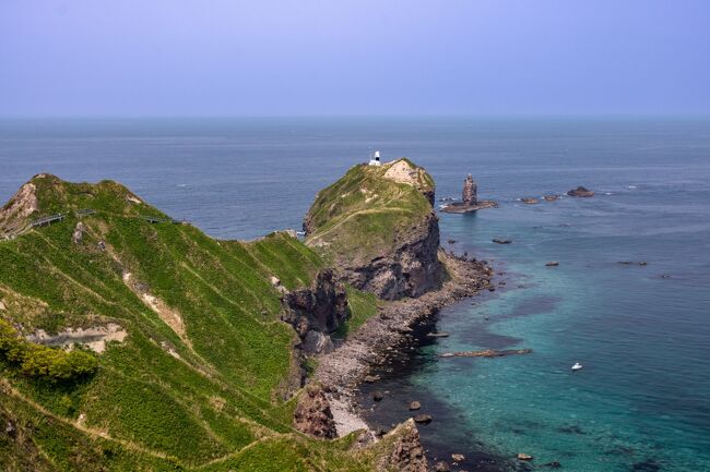 尾根に沿って歩きます。<br />灯台も見えてきました。<br />