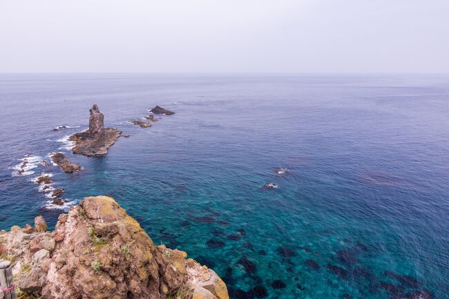 岬の先端に到着！<br />神威岩が見えます。<br />そして水平線が丸い！<br /><br />柵の外に出てドヤってるおじさんがいたけど<br />こういう人が転落しちゃうんだろうな…と<br />思ってしまいました。