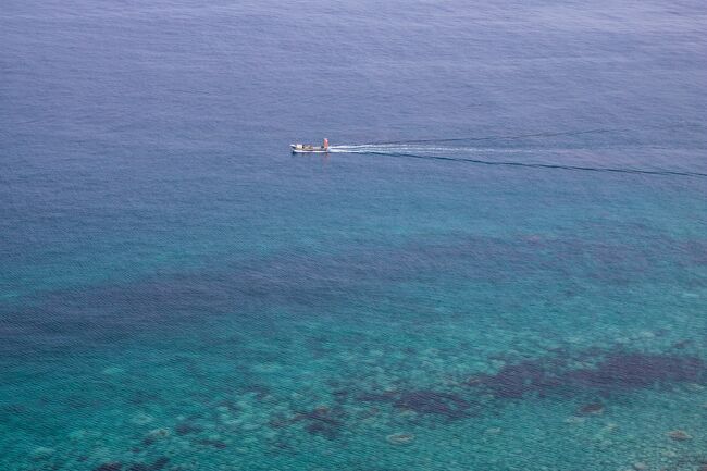 漁船なのか観光船なのか…<br /><br />海の色のグラデーションがきれいですね～。