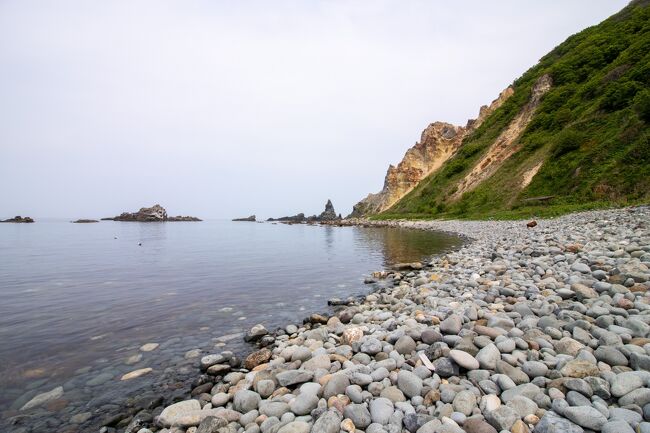 海岸までは急な通路を下りなくてはいけないので<br />ほとんどの方は下りずに帰ってしまいます。<br />せっかくなので私は下まで降りましたよ。<br /><br />昔はニシン番屋があったそうで<br />石垣なども残っていました。