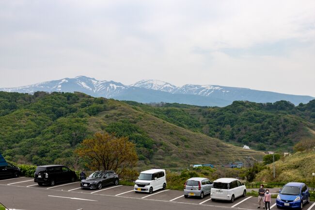 駐車場に戻ると雪山が見えました。<br />5月の下旬なのですが<br />北海道の春はやはり遅いですね。