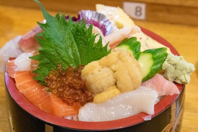 お昼は地元の方に勧められたこちらのお店。<br />平日のランチが大人気との事です。<br />ネタは新鮮ですんごいボリュームの海鮮丼でした！<br />ごはんはどんぶり飯くらいの量が入っていた(笑)