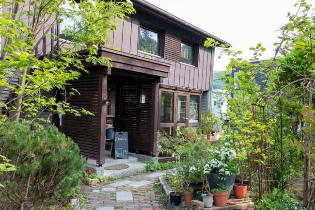 居眠り運転しそうになりながらも<br />何とか札幌に戻ってこれました(笑)<br /><br />休憩としてカフェに行きます。<br />事前にチェックしてあった<br />こちらのお店にお伺いしました。<br />付近は超高級住宅街でびっくり！<br /><br />山荘風の佇まいが素敵ですね～