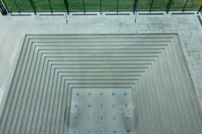 エレベーターから見下ろすの図。<br /><br />ガラスに私の足が映ってます(笑)