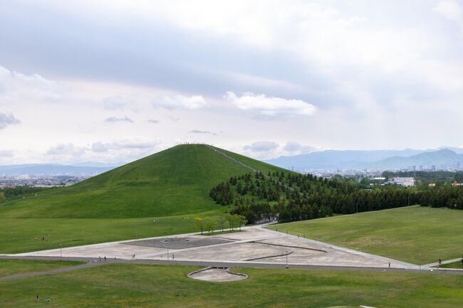 頂上からはこのような景色<br /><br />写真にはあまり写っていないのですが<br />多くの家族連れで賑わっていました。<br />こんなに立派な公園が無料だなんて<br />札幌市も太っ腹ですねぇ。