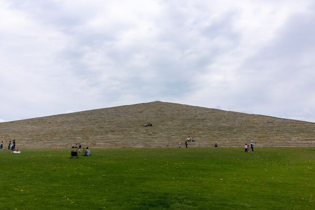 プレイマウンテンの裏側は<br />本物のピラミッドのようになっていて<br />反対側にあるステージの客席としても<br />機能しているようでした。