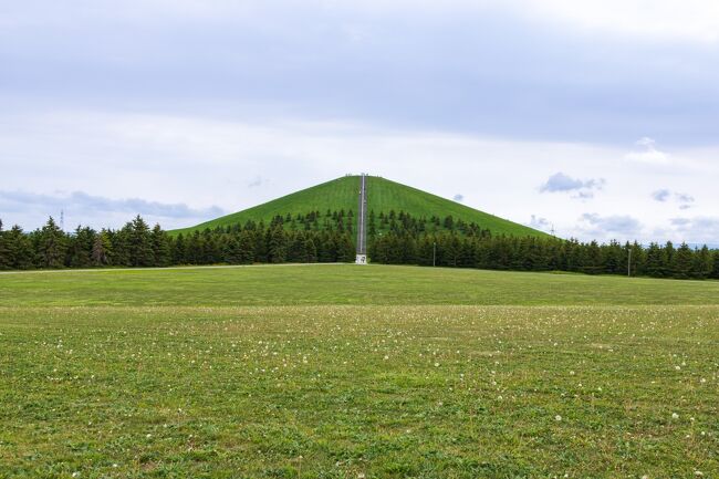 野外ステージと名付けられた広場から望むモエレ山