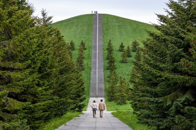 モエレ山は前回登ったので<br />今回はパスしてしまいました(笑)<br /><br />仲の良いご夫婦が歩かれていましたが<br />あまりにも素敵だったので<br />後姿を撮らせて頂きました。