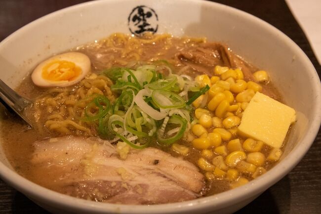 空港で味噌ラーメンを食す。<br />ぬるくて不味かった。<br /><br />社長さん、たまには自分のお店の味を<br />チェックした方が良いですよ～。<br />きっと本店は美味しいのだと思います。