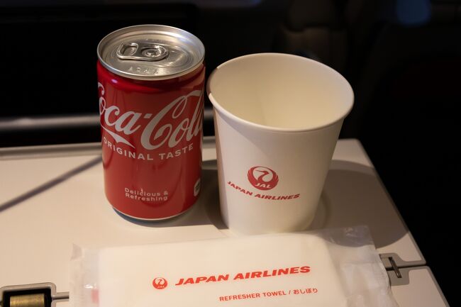 帰りの飛行機はちょっと揺れましたけど<br />でもそれも空旅の醍醐味ですよね。<br /><br />機内サービスの飲み物なんですけど<br />コーラを頼む方って少ないと思います。<br />だってメニューの下の方に<br />文字で小さく書いてあるだけだから。