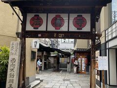 難波駅に着いて、向かったのは法善寺横丁です。
飲食街にありました。