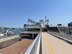 駅から10分ほど歩いてフェリー乗り場のマリンゲート塩釜に到着。快晴なのですが、風が強くてちょっと寒い…。でも景色は最高です！

塩釜から松島に行く丸文松島汽船の芭蕉コースを購入。1時間に1便で、タイミング悪く1時間弱の待ち時間…。