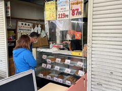 続いて立ち寄ったのが齋藤惣菜店ころっけや。仙台朝市の名物コロッケ店。値段も手頃でいい感じ。