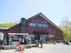 鳩待峠の休憩所。
コロナ禍が多少落ち着き、観光ツアーも再開され、登山客でにぎわっている。
また新型コロナウイルスの変異株が出てきて、第7波が起きないことを願う。