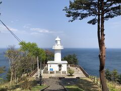 展望台から少し移動した場所にある「陸中黒埼灯台」です。