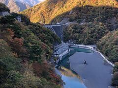 奥大井湖上駅から約35キロ北上。
ぐねぐねの山道を1時間移動し、
着いた場所は「畑薙第一ダム」。