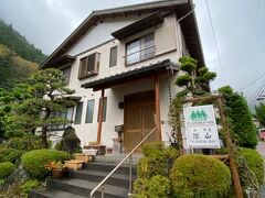 一晩明けて
川根本町にある今回宿泊した民宿「深山」の外観。

本当は朝早起きして、この旅3つめのメインテーマ、
寸又峡夢の吊り橋を渡る予定が
土砂降りの雨で断念。。。