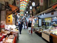 食事の後は、錦市場をお散歩です。
何かお土産を、と思うのですが、このところの真夏のような陽気では漬物も日持ちしないし、湯葉やお麩はツレがあまり好きではないし、、、ちりめん山椒のふりかけを買いました。