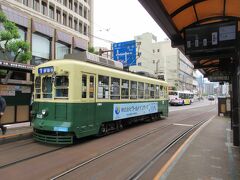 新地中華街の路面電車の駅から電車に乗って長崎駅に向かいます。