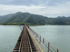西舞鶴から20分くらいすると有名な「由良川橋梁」を通過します。
車内から撮るより、やはり外側から列車を写す方が絵になると思います。
