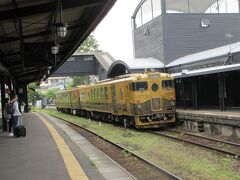 1時間40分ほど乗ると、由布駅に着きました。反対側のホームに黄金色の電車が止まっています。驚きました。今まで見たことがない豪華な電車です。ある列車と書いてありました。