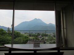 お部屋に入って由布岳の方を見るととてもきれいに山が見えました。癒されますね。