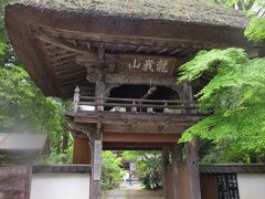 やがて馬車は佛山寺に着きました。臨済宗妙心寺派の寺院です。由布岳信仰の拠点です。本尊は石造りの由布霊山観音菩薩。33年に1回だけ開帳されます。