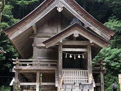 素鵞社（そがのやしろ）

ヤマタノオロチ退治で有名な素戔嗚尊（すさのおのみこと）を祀る社。大国主大神の父神とされ、御本殿後方の一段高いところに祀られています。強いご神気を感じる場所といわれます。