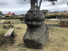 仕方がありません。明日は早朝岡田港出航なので港周辺の宿を検索しますが空室がみつからず、やむを得ずバスで15分の元町地区に素泊まり。食事ができる場所を探すも手ごろな店がなく、スーパーで買い出しをして済ませました。気楽なのでむしろ好きなやり方ですが。

元町浜の湯につかって英気を養います。明日こそは。

つづく・・・