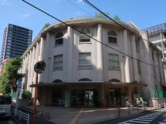 面白い展示でした。会場を出て少し東京の街を散策します。
十思スクエアという建物がありました。1928年（昭和3年）に竣工した旧中央区立十思小学校の校舎を再利用しているそうです。