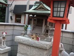 ここは特に見どころはないかも。
ビルの脇にあって、神社の周りは社員の喫煙所になっていました。