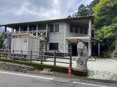 広い駐車場がありその前にあった建物。
店内のトイレ(チップ制で100円)を借りて、奥のお土産物屋さんをのぞきました。