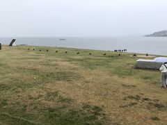 松江まで移動してきたけど、雨が降ってるから今日の夕日は厳しそうなんで、先に宍道湖うさぎを見学に！
と思ってやって来たら、何と展示物入れ替えで休館中でした(>_<)

こちらの屋外展示スペースは元々無料拝観コースなので、休館日でも見学できた(^_^)