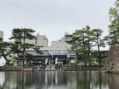 写ってへんけど、この左手には松江歴史館があります。