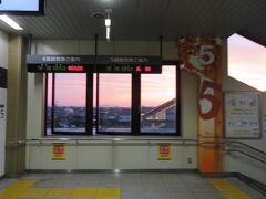 ５月１５日、日曜日
ＳＬばんえつ物語で新津駅に降り立ちました。
時刻は午後６時４５分。
普通電車の長岡行きに乗り換えます。
