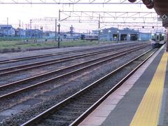 新潟駅からやって来た普通電車の長岡行きが６両編成で入ってきました。
かつての旧型国電の新潟色を彷彿とさせるようなカラーリング。
Ｅ１２９系という電車ですが、登場から７～８年も経っているのに乗車するのは初めて。